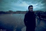 组图：吴秀波巴黎街头写真 迷幻大气空间感十足