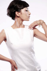 组图：黄曼OL气质大片曝光 眼神犀利变身冰艳美人