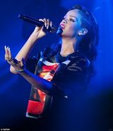 组图：蕾哈娜私人音乐会性感自摸 吹牛老爹狂欢