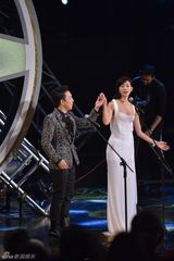 组图：林志玲金马奖大秀性感 和黄渤暧昧欲接吻