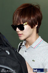 组图：SHINeeTEENTOP亮相机场 赴新参加演出