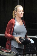 组图：乌玛-瑟曼素颜出街 准妈妈身材走样好牺牲