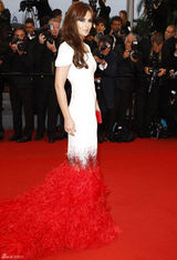 组图：《爱》戛纳首映 科尔白底红尾裙别具一格