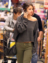 组图：贾斯汀-比伯和女友赛琳娜戈麦斯超市购物