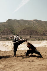 高清图：《苏乞儿》“最险”壶口瀑布拍打戏