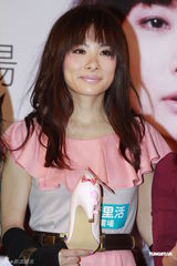 组图：刘璇为首张大碟签唱 称男友自掏腰包支持