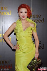 组图：吴尊当爸派红包 吴镇宇走秀范儿足获赞