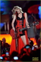 组图：泰勒爆乳红披风献唱 镶钻礼服风骚秀美背