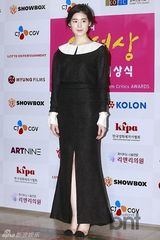 组图：朴信惠镂空装亮相第33届影评奖颁奖礼