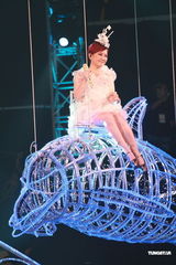 组图：梁静茹香港红馆个唱落幕 造型百变气氛热