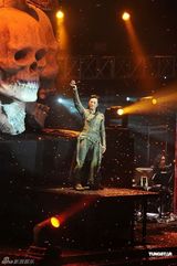 幻灯图：郑伊健澳门热力开唱 蒙嘉慧坐家属区捧场 