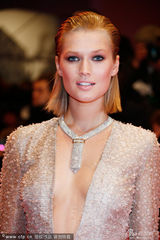 组图：天使超模托妮-伽恩深V裙露乳长腿抢镜