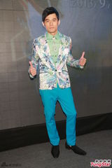 组图：周杰伦带病宣传巡演 花西服帅气抢镜