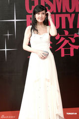 组图：周慧敏白纱裙飘逸现身 小腹扁平力证未怀孕