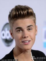 组图：全美音乐奖红毯女星争艳 比伯亲老妈鸟叔搞怪