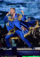 组图：艾玛-沃森MTV电影奖捧奖 男星裸下身搞怪