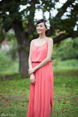 组图：戴娇倩漫步异国森林 长裙飘飘仙气十足