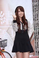 组图：波多野结衣翘腿卖萌引宅男疯狂捧场