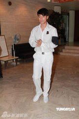 组图：林峰素服为祖母设灵 遗憾祖母未能看自己个唱