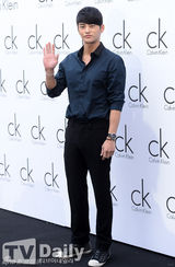 组图：少女时代允儿出席时尚活动高腰裤秀长腿