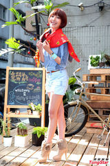 组图：杨谨华清新甜美 短裤亮相秀长腿