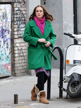 高清图：莉顿-梅斯特街拍绿色大衣搭配桃红围巾