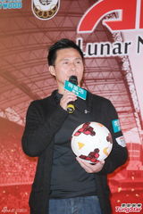 组图：张国强热爱足球 望与家人组队