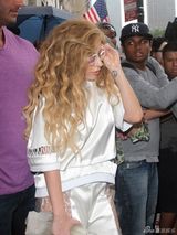 组图：Gaga爆炸头戴彩色小眼镜 手拿水晶棒搞怪