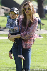 组图：米兰达带子公园游玩 弗林打哈欠萌翻众人