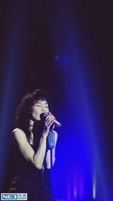 组图：张曼玉首登音乐节献唱 网友：黑金太牛X