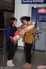 组图：长泽正美学生样抵港 秀中文问候新年