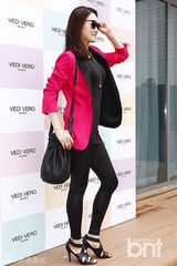 组图：金莎朗秀智等戴墨镜出席活动 秀性感美腿