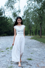 组图：马恺曼街拍LOOK百褶长裙复古