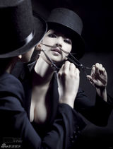 高清：柳岩八字胡反串达利 雌雄同体为西班牙队助威