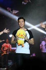 高清图：李敏镐北京曝私密档案 抛吻送拥抱