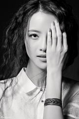 组图：张芷溪波浪卷黑白大片 蕾丝平添淡雅女人味