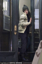 组图：斯图尔特街头拍电影 素颜出镜显憔悴