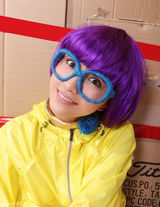 组图：包文婧全新写真古灵精怪 诠释炫彩青春