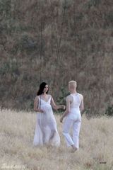 组图：打雷姐红艳泳装身材走样 与型男高空紧拥