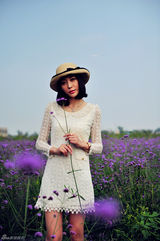 组图：王文绮田园写真 展邻家女生俏皮可爱