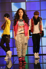 高清：李宇春率天娱群星拍摄跨年MV 齐步向快乐出发