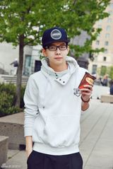 组图：胡夏现身温哥华街头 搞怪照曝光