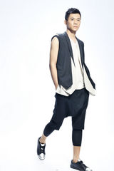 组图：乔振宇初夏清爽写真 身姿挺拔显潮男风范