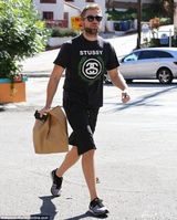 组图：帕丁森独自出街买午餐 满脸胡渣帅气不再