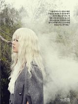 组图：韩佳仁变身白发女神 雾气缭绕散发神秘魅力