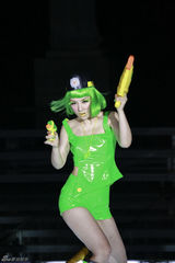 高清图：《东成西就2011》黄奕雷人装束堪比GAGA