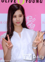 组图：少女时代四成员清新装亮相粉丝会