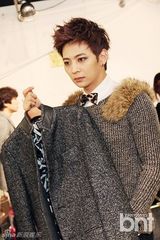 组图：M.pire出席品牌开业 现场挑衣显品味