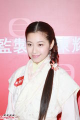 组图：黄浩然为拍戏剃头 黄翠如强调无后台