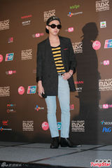 高清图：GD条纹装出席mama记者会 EXO正装帅气